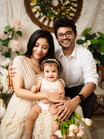 A quiet moment of love, captured forever. Family portraits are about the connection you share, and I focus on creating a relaxed space where those natural, loving interactions can shine through.