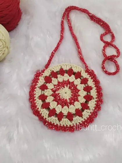 This is the cute little Merry Bag, which I made for my daughter. It's a lovely circular design that can be customized in different sizes and colors for any little girl.