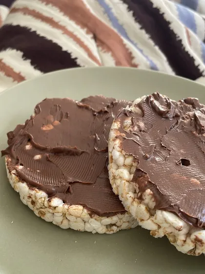 A quick and easy snack to satisfy a sweet craving while still getting in some energy. These rice cakes with a chocolate spread provide quick-digesting carbs, making them a good option for a pre-workout energy boost.