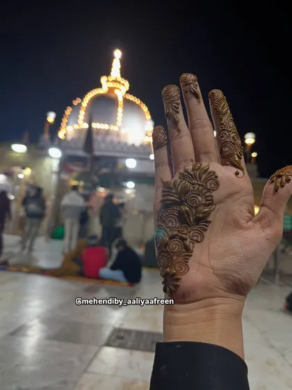 A simple and elegant design against the beautiful backdrop of Ajmer Sharif.