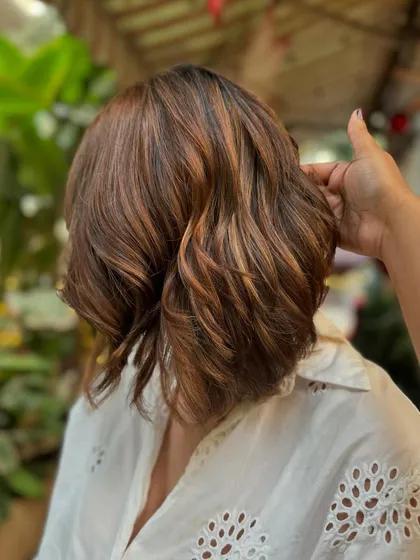 Brown sugar sweetness in a chic, wavy bob. This non-bleach color is perfect for short hair, adding dimension and the illusion of thickness.