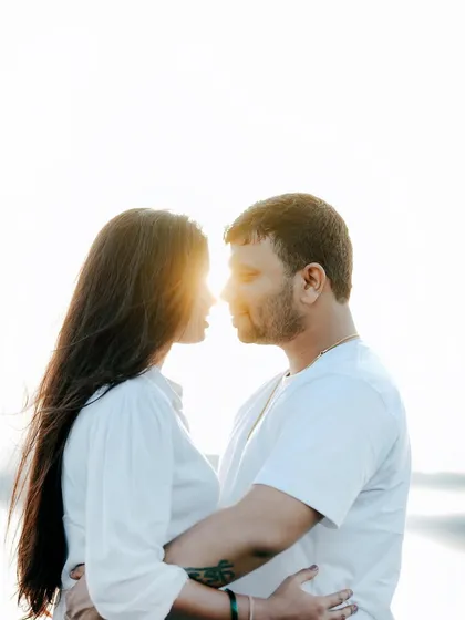 A beautiful silhouette effect using the bright sun. This golden hour couple portrait creates a dreamy and artistic feel for your pre-wedding photos.
