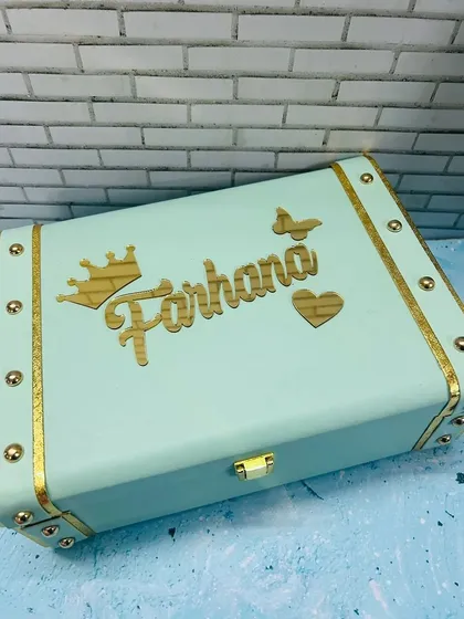 This mint green trunk box offers a fresh and modern look. Like all my trunks, it is customized with a name and your choice of charms in a reflective gold finish.