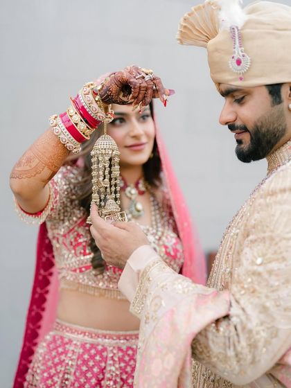 The Kalire ceremony, a moment of tradition and playful anticipation. I focus on these details to tell a complete story of the wedding customs.