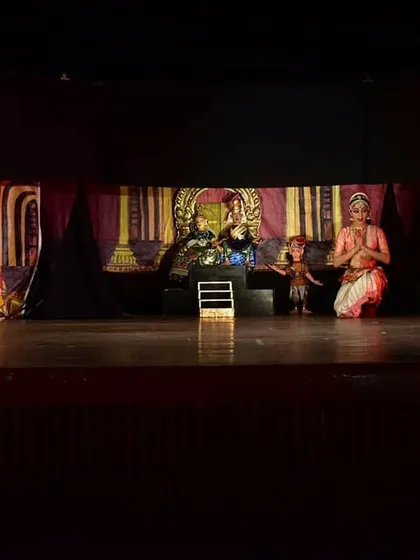 An identical shot to the previous one, reinforcing the grandeur of the court setting in "Malavikaagnimitram."