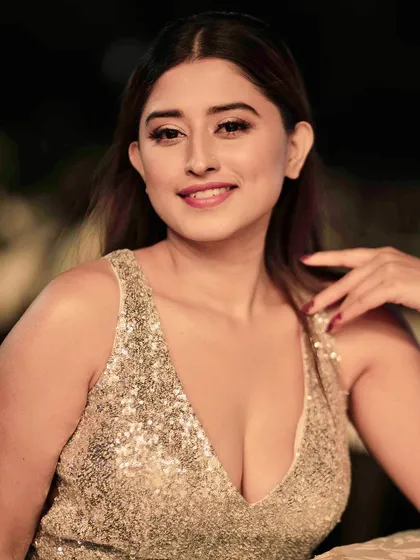 A bright, smiling portrait of an actress at a gala. I use lighting to create flattering and vibrant celebrity photos that pop.