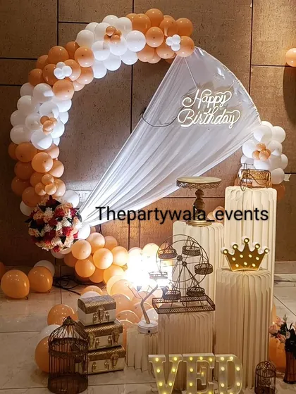 A simple and sweet ring decoration with orange and white balloons. The white curtain backdrop and elegant props create a very clean and fresh look.