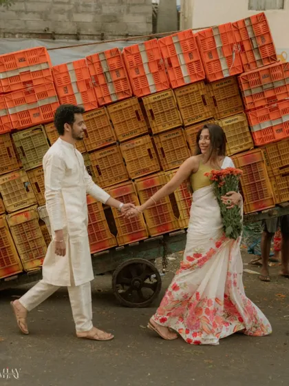 Finding a moment of calm and connection in the beautiful chaos of Dadar's flower market. This is what I mean by capturing real, unposed love in the heart of Mumbai.