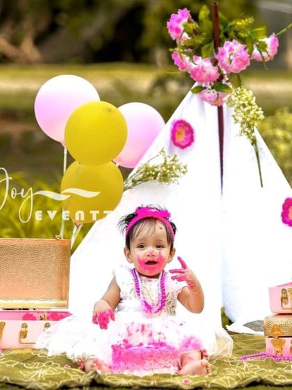 A first birthday is a huge milestone, and we love celebrating it with a fun outdoor cake smash. This session captures the pure, messy joy of the moment against a beautiful, natural backdrop with a tipi tent and festive decorations.