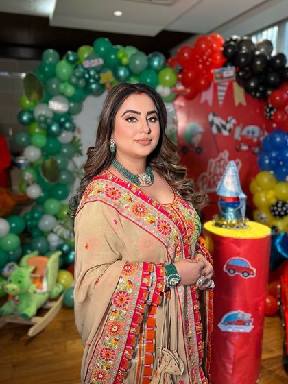 Glamorous, side-parted waves for a festive occasion. The volume and shine make this a standout look.