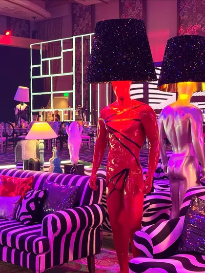 Where retro vibes meet modern aesthetics. This lounge corner, with its zebra-print sofas and quirky mannequin lamps, was the funkiest spot in the room. 💥