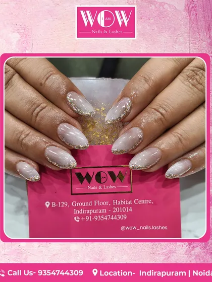 These almond-shaped extensions showcase a beautiful white ombré with a sparkling gold glitter cuff. It's a glamorous and elegant look, perfect for celebrations.