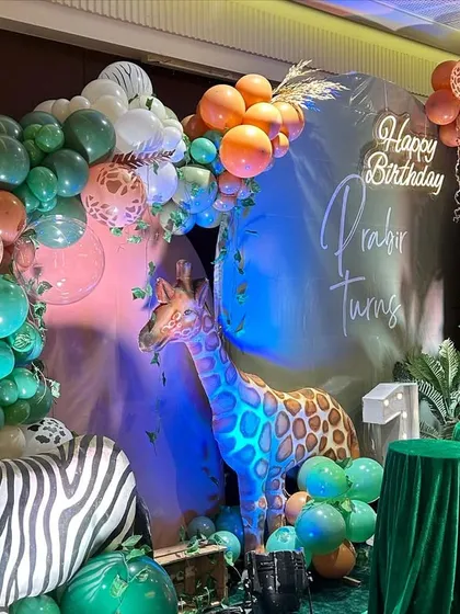This angle highlights the rich colors and textures of the jungle theme, with orange, green, and leopard-print balloons creating a vibrant and exciting atmosphere.