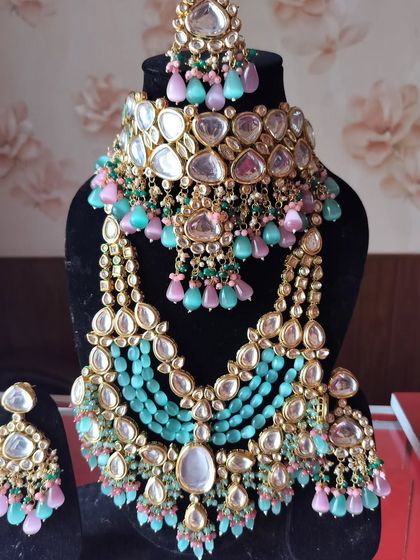 A beautiful pastel Kundan and bead necklace set in shades of pink and mint green.