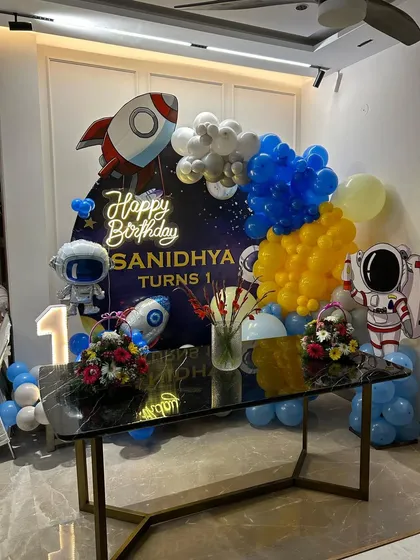 Another full view of the astronaut and rocket ship decorations.