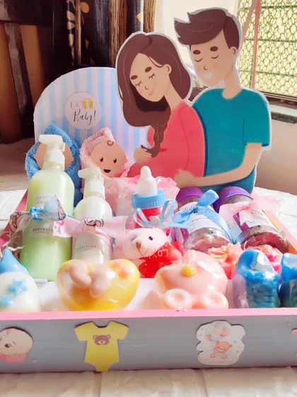 A side view of the grand baby shower hamper, personalized with a "parents-to-be" cutout.