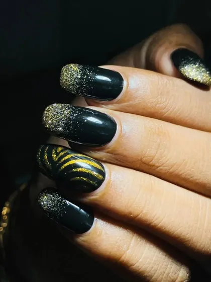 For clients who love a bold and dramatic look, I created this Great Gatsby inspired set. It combines a glossy black gel polish with a gold glitter fade and a striking zebra-print accent nail. This design shows how we can play with themes and textures.