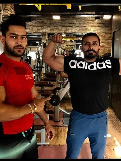 Working with a client on his arm development. I provide real-time feedback on form and technique to ensure every exercise is effective and safe.