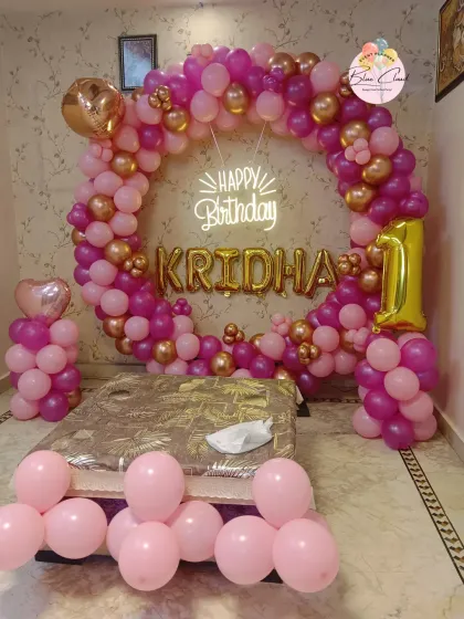 A lovely pink and gold balloon ring for a first birthday, also suitable for an elegant sweet sixteen or anniversary.