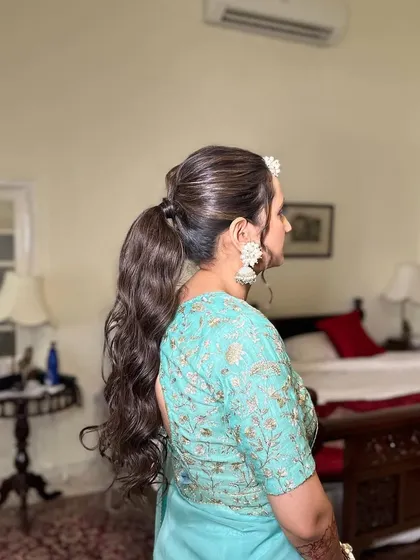 A final look at the simple messy ponytail, a versatile style for any occasion.