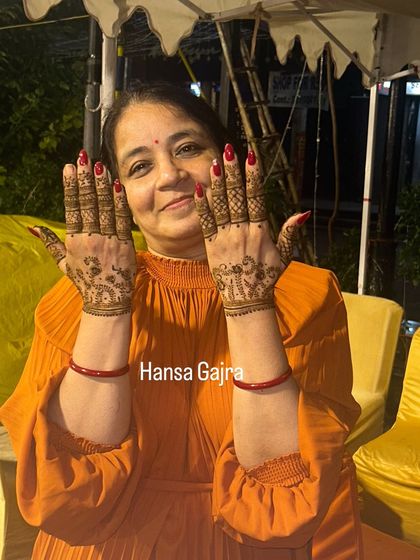 Even a simple design can be elegant. This guest chose a lovely pattern for the back of her hands, perfect for showing off in photos.