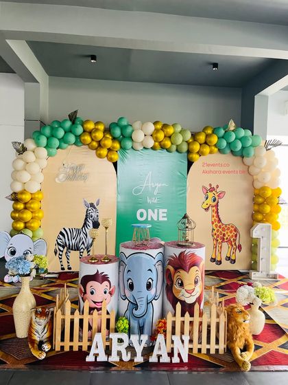 A full shot of the modern, three-arch jungle theme, showing the arrangement of props and the light-up number.