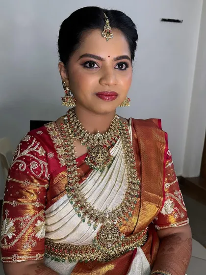 A classic South Indian muhurtham look. I created a traditional yet fresh look with a defined eye, a classic lip color, and a radiant base to complement the beautiful Kanjivaram saree and temple jewelry.