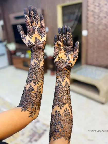 A close-up of the Doha henna, showcasing the bold floral and leaf elements that define this style.