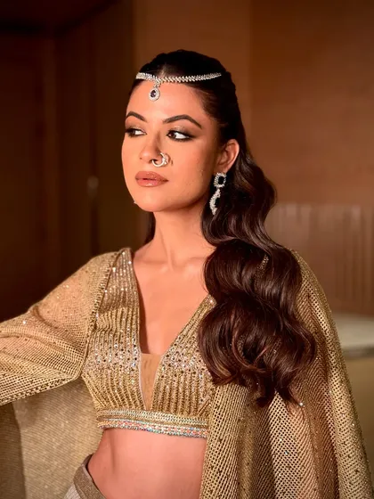 This profile shot highlights the clean lines of the makeup and the beautiful wave in her hair. It’s a look that is all about modern elegance.