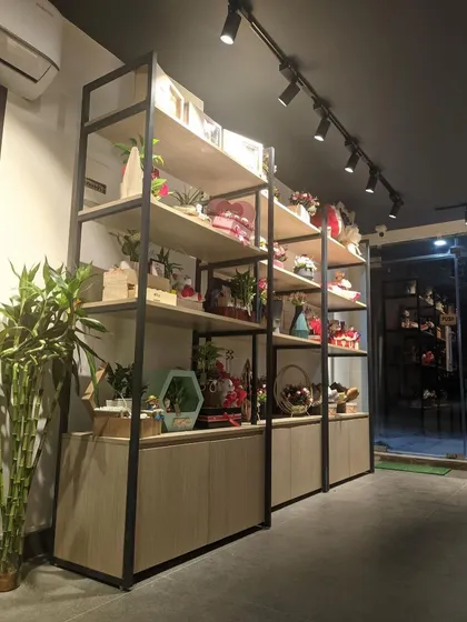 We used a combination of open shelving and closed cabinets in this retail space. This provides ample room for product display while also offering hidden storage for extra stock, keeping the shop floor neat.