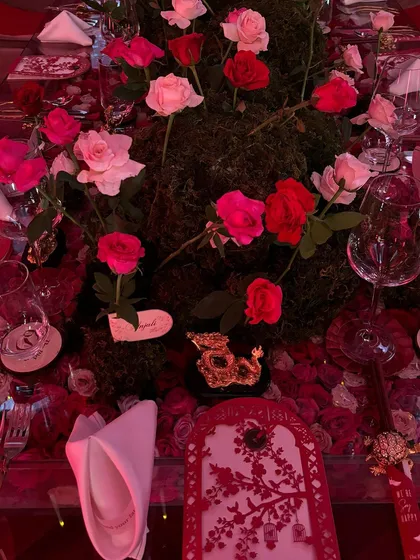 A close-up of the Japanese-inspired table details, blending natural moss with elegant roses and golden accents.