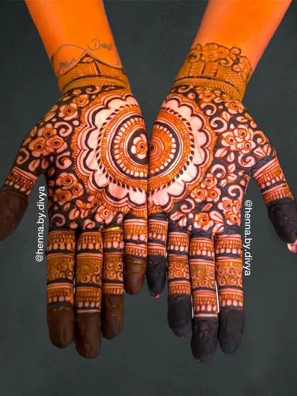 This design creates a large, single mandala when the hands are brought together. The surrounding floral pattern is dense and detailed, resulting in a spectacular full-palm look.