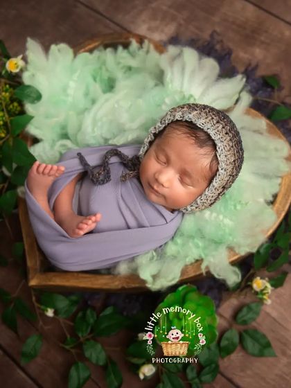 Nestled in a heart-shaped basket surrounded by greenery, this little one looks like a tiny woodland treasure. I enjoy creating nature-inspired setups that feel organic and sweet.