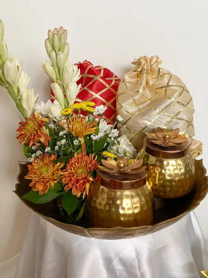 Another look at our elegant urli hamper, a timeless gift that embodies the spirit of Indian festivals.