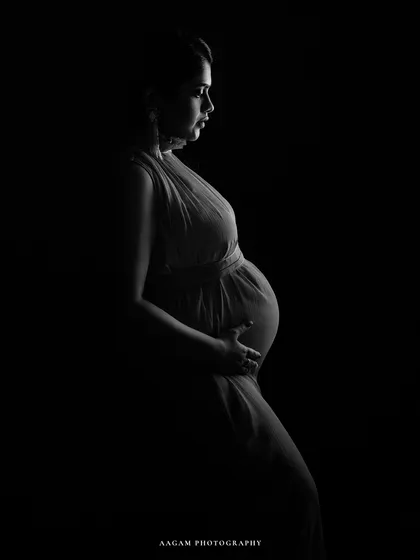 A minimalist maternity silhouette. The beauty is in what is suggested, not fully seen. This low-key style is for those who love simplicity and drama.