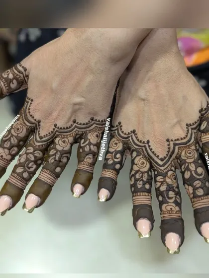 A minimalist yet intricate design. The back of the hand has a delicate floral vine, while the front features a fuller floral pattern.