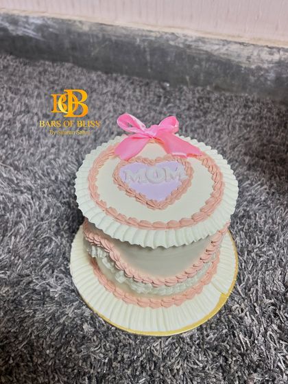 A close-up of the heart on the vintage-style Mother's Day cake.