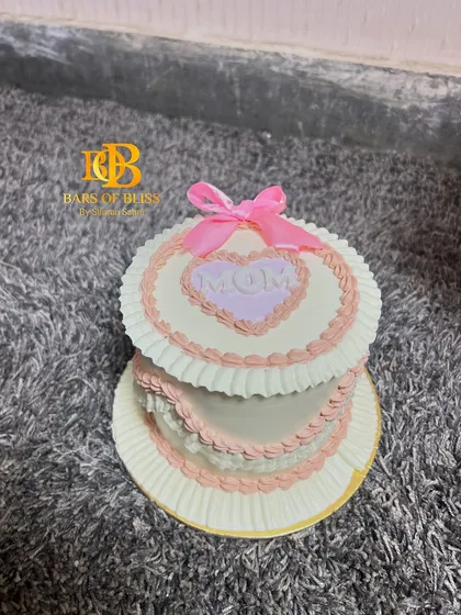 A close-up of the heart on the vintage-style Mother's Day cake.