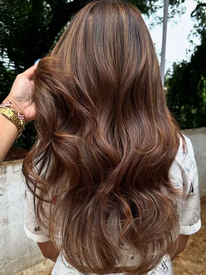 Holiday hair goals. This beautiful balayage combines different shades of blonde and light brown for a perfectly blended, sun-kissed look that’s ready for any adventure.