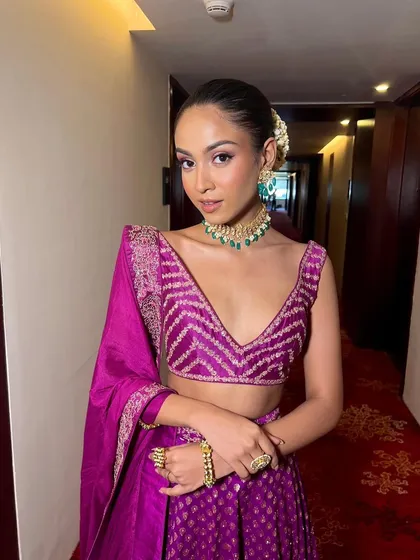 Another look at this beautiful Mehendi glam. The sleek, pulled-back hair puts the focus entirely on the makeup and the stunning emerald jewelry.