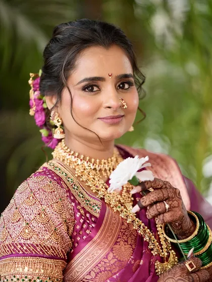 A beautiful monochromatic marathmola look for Meghana. The makeup tones were chosen to perfectly complement her stunning purple Paithani saree, creating a harmonious and regal appearance.