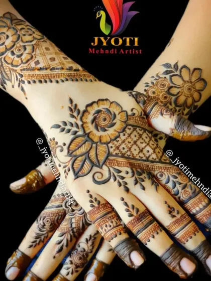 A gorgeous floral Arabic design on the back of the hands. The central flower is the focal point, with patterns extending up the arm and down the fingers.