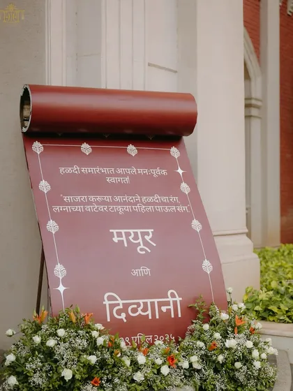 A traditional scroll welcomed guests to the Maharashtrian Haldi, with the message written in Marathi. This personal touch immediately immersed guests in the cultural richness of the celebration.
