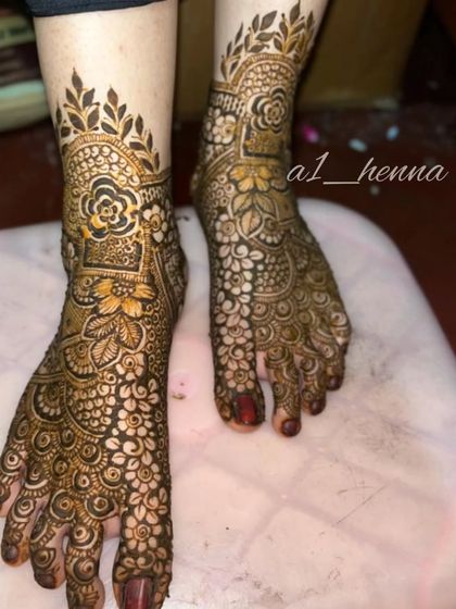 The complete view of this intricate foot design, perfect for a bride's special day.