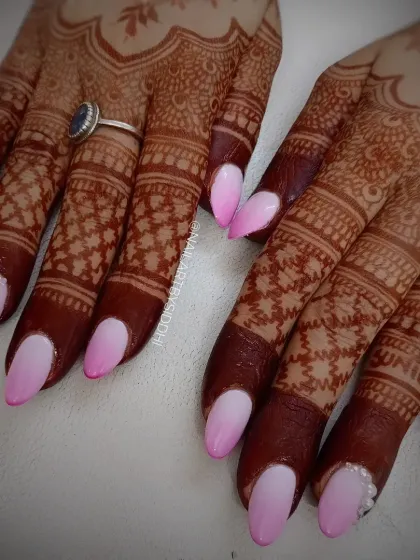 A full view of this pink ombre bridal set, showing how the nails look against the beautiful, dark henna stain.