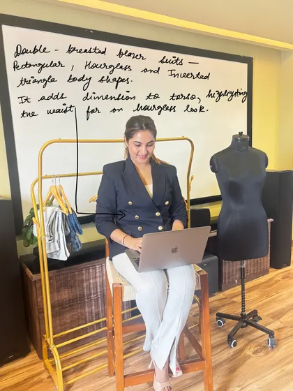 A styling dose for today: Double-breasted blazers are great for rectangular, hourglass, and inverted triangle body shapes as they add dimension to the torso and highlight the waist.