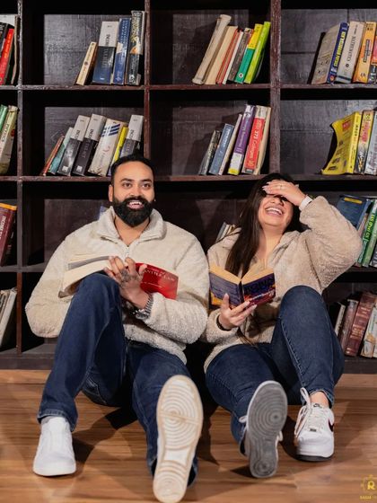 Another candid moment of laughter in the library. I focus on capturing genuine emotions to make your photoshoot feel authentic and memorable.