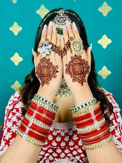 A playful "peek-a-boo" pose with the modern geometric mehndi. This shows how a simple design can still make a big impact.
