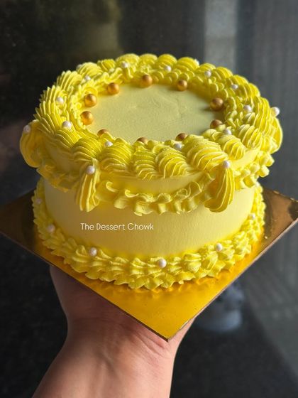A beautiful vintage-style Lambeth cake in a sunny yellow. This one features my Royal Rasmalai flavor, combining a trendy design with a delicious Indian fusion taste.