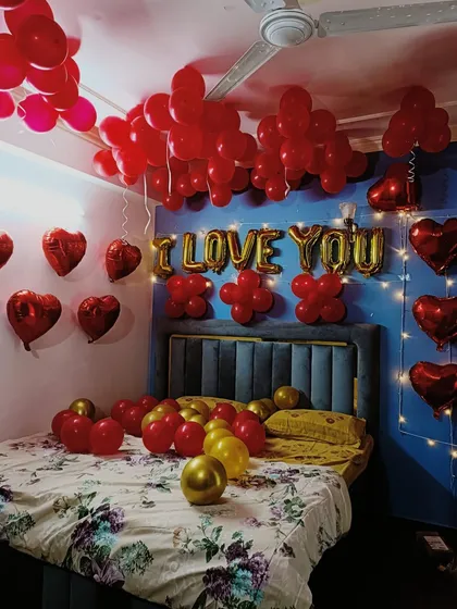 A simple yet powerful way to express your feelings. This room decoration uses "I LOVE YOU" foil balloons as the centerpiece, complemented by red and gold balloons to create a warm and romantic atmosphere.